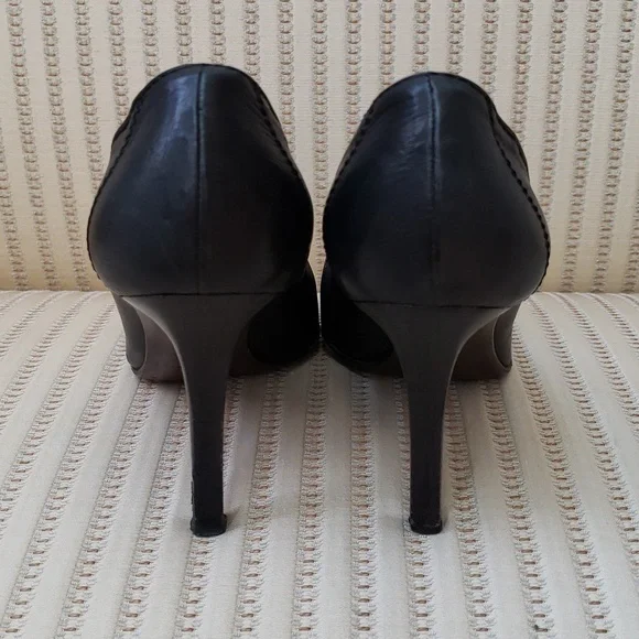 LOUIS VUITTON PUMPS WITH LV CUBE CHARM - Picture 8 of 11